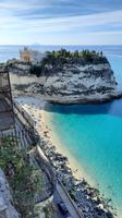 Rundreise Süd-Italien - Spaziergang in Tropea mit Blick zur Wallfahrtskirche Santa Maria dell'Isola