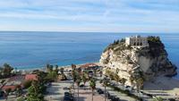 Rundreise Süd-Italien - Spaziergang in Tropea mit Blick zur Wallfahrtskirche Santa Maria dell'Isola