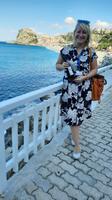 Rundreise Süd-Italien - Reisebegleiterin Franzi mit Blick nach Scilla