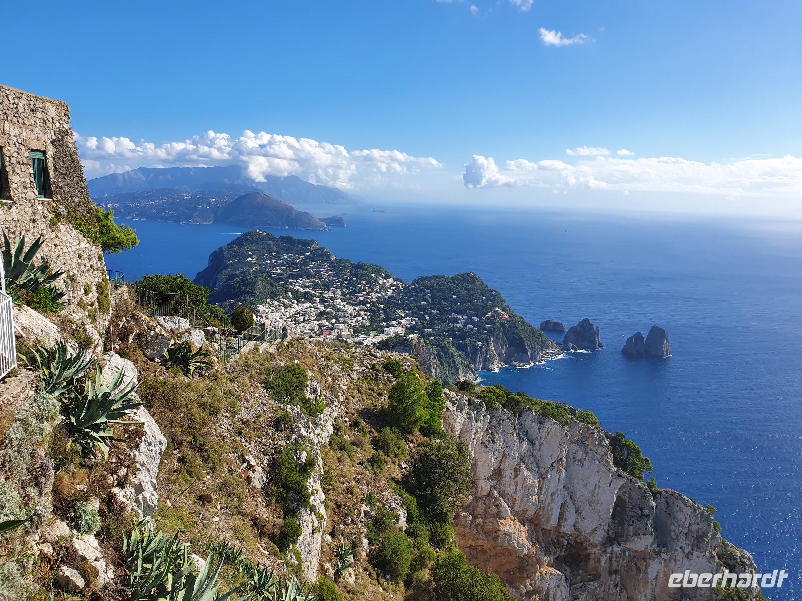 Italien, Insel Capri, Blick vom Monte Solaro auf Capri mit den Faraglioni, die Sorrentinische Halbinsel