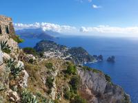 Italien, Insel Capri, Blick vom Monte Solaro auf Capri mit den Faraglioni, die Sorrentinische Halbinsel