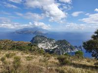 Italien, Insel Capri, Blick vom Monte Solaro auf Capri mit den Faraglioni, die Sorrentinische Halbinsel
