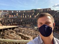 Reisebegleiter Patrick im Kolosseum