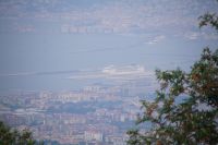 Der Hafen von Neapel vom Vesuv (halbe Höhe) aus gesehen. Die Luftfeuchtigkeit lässt alles im Dunst verblassen.