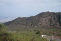 Zwischen Vesuv und Monte Somma liegt der Lavastrom des bislang (2021) letzten Vesuvausbruchs 1944