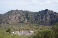 Zwischen Monte Somma und Vesuv liegt der Lavastrom des vorläufig (2021) letzten Vesuvausbruchs 1944