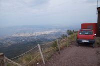 Und dann steht da plötzlich ein Auto am Kraterrand