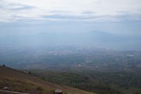 Da unten liegt Pompei, im Dunst verschwindet die Halbinsel von Sorrent