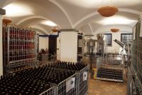 Hier wird der Wein etikettiert