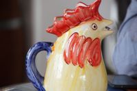 Ein Eiswürfel hat sich im Schnabel des Wasser-Hahns verkantet