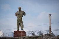 Wenn auch auf dem Gelände von Pompei stehend, handelt es sich hier nicht um eine antike Statue, sondern um moderne Kunst. Man sehe sich die vom Betrachter aus gesehen linke Hüfte an.