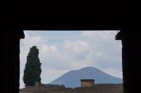 Bedrohlich liegt der Vesuv über Pompei