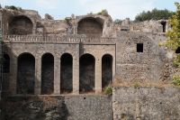 Zwischen den Bögen kann man noch den vulkanischen Tuff vom Ausbruch des Vesuv 79 n. Chr. erkennen