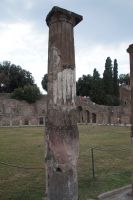 kannelierte Säule: unten verputzt