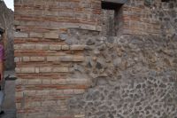 Gemauert wurde mit verschiednen Ziegeltypen und Vulkanstein