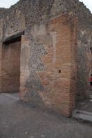 Ziegel für die präzise gemauerten Wandteile, Vulkanstein für die Zwischenräume