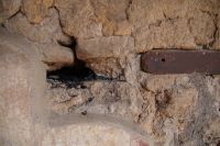 Mauerdetail in Pompei: links carbonisiertes Holz, rechts das moderne Holz ein Türsturz 