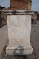 Man muss schon genau hinsehen, um die Inschrift zu erkennen