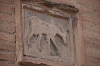 Hausverzierung oder Straßenschild?