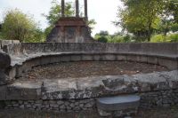 Sitzbank mit Inschrift vor Grabmal an der Gräberstraße