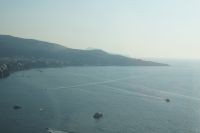 Wenn man ganz genau hinsieht, kann man hinter der Halbinsel von Sorrent die Spitzen von Capri erkennen.