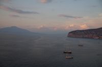 Bei Sonnenuntergang in Richtung Osten geschaut - Golf von Neapel mit Vesuv und Vico Equense