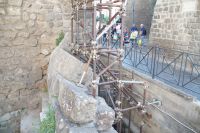 Zwischen Römerzeit und Mittelalter: das mittelalterliche Stadttor von Sorrent baut auf dem römerzeitlichen Tor auf, liegt aber etliche Meter höher