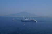 Die Club Med 2 (frz. Segel-Kruezfahrtschiff) vor dem Ätna (bzw. vor Sorrent) auf Reede