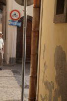 Aus Versatzstücken errichtete tönerne Regenrinne (leider im Inneren mit Plastikrohr)