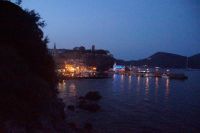 Abenddämmerung über dem kleinen Hafen von Lipari