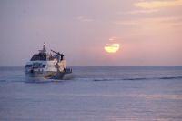 Fähre im Sonnenaufgang