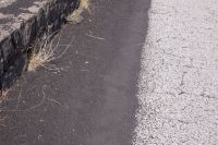 Vulkanasche am Straßenrand