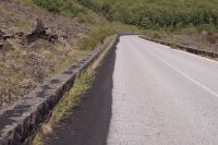 Vulkanasche am Straßenrand