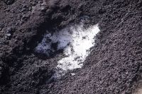 Schnee unter Vulkanasche