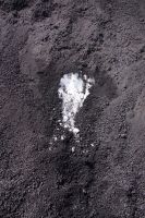 Schnee unter Vulkanasche