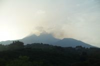 Kurz vor Sonnenuntergang wirft der Ätna seinen Schatten auf die Zyklopenküste