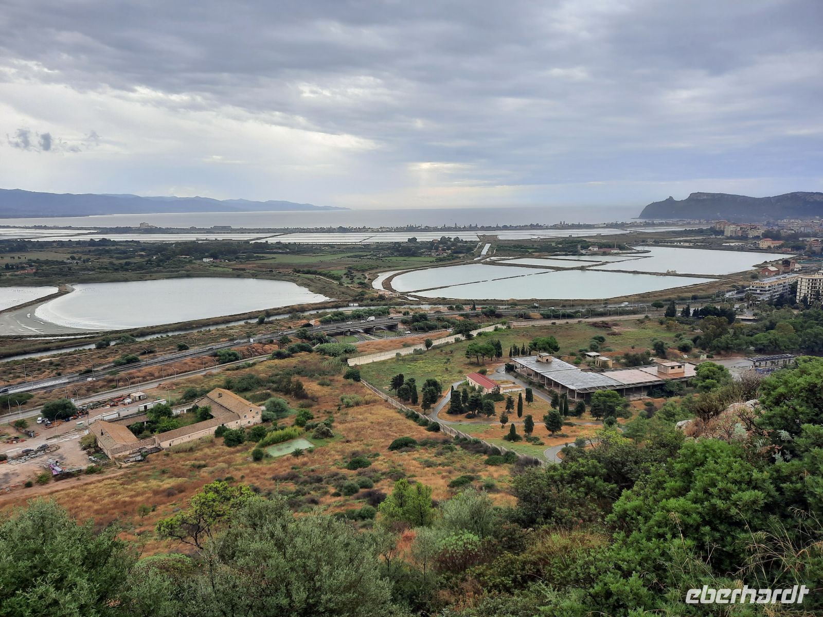 Cagliari - Monte Urpinu (Blick zu den Alten Salinen und Poetto-Strand mit Teufelssattel)