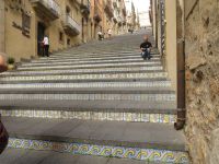  Die berühmten Majolikastufen in Caltagirone