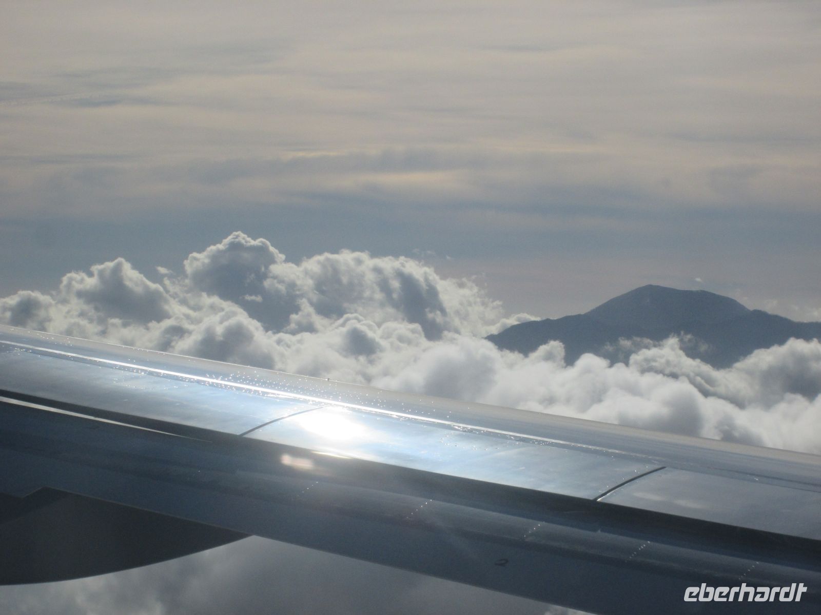 vor der Landung in Neapel mit Blick auf die Kuppe des Vesuv