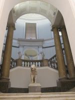 Neapel: Archäologisches Nationalmuseum: innerer Aufgang mit Statue des Mitbegründers Ferdinand von Bourbon