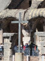 das durch die Karfreitag-Prozession des Heiligen Vaters bekannte Kreuz im Collosseum