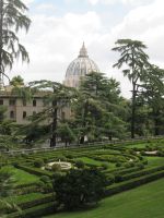 Petersdom hinter Labyrinth im englischen Garten