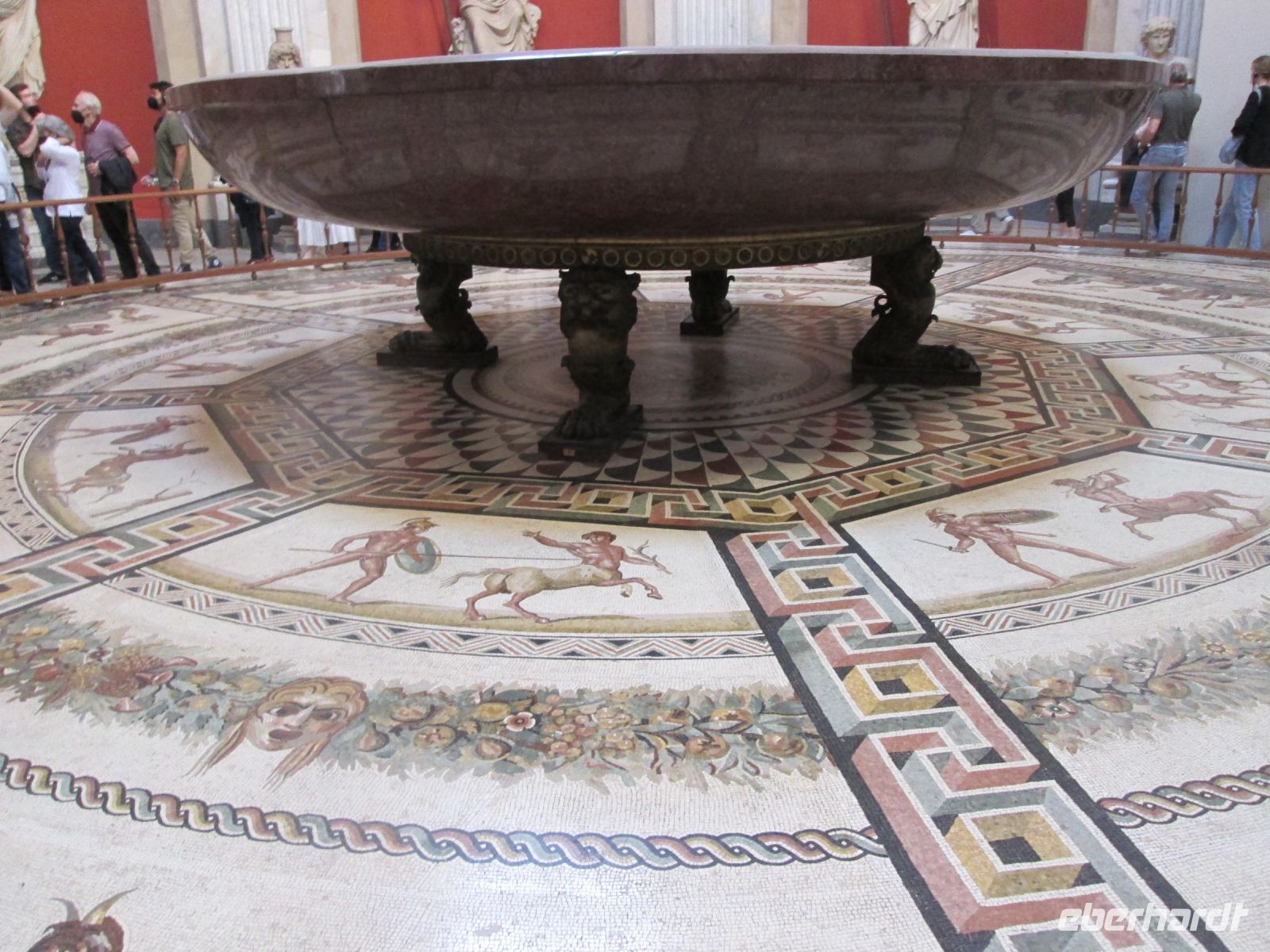 Vatikanische Museen: Porphyr-Zierschale mit herrlichem Mosaikfußboden