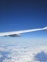 die verschneite Bergwelt der Alpen aus der Vogelperspektive; die Heimat kommt näher