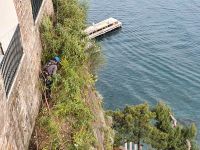Sorrent, Hotel Europa Palace, Gärtnerarbeiten in luftiger Höhe
