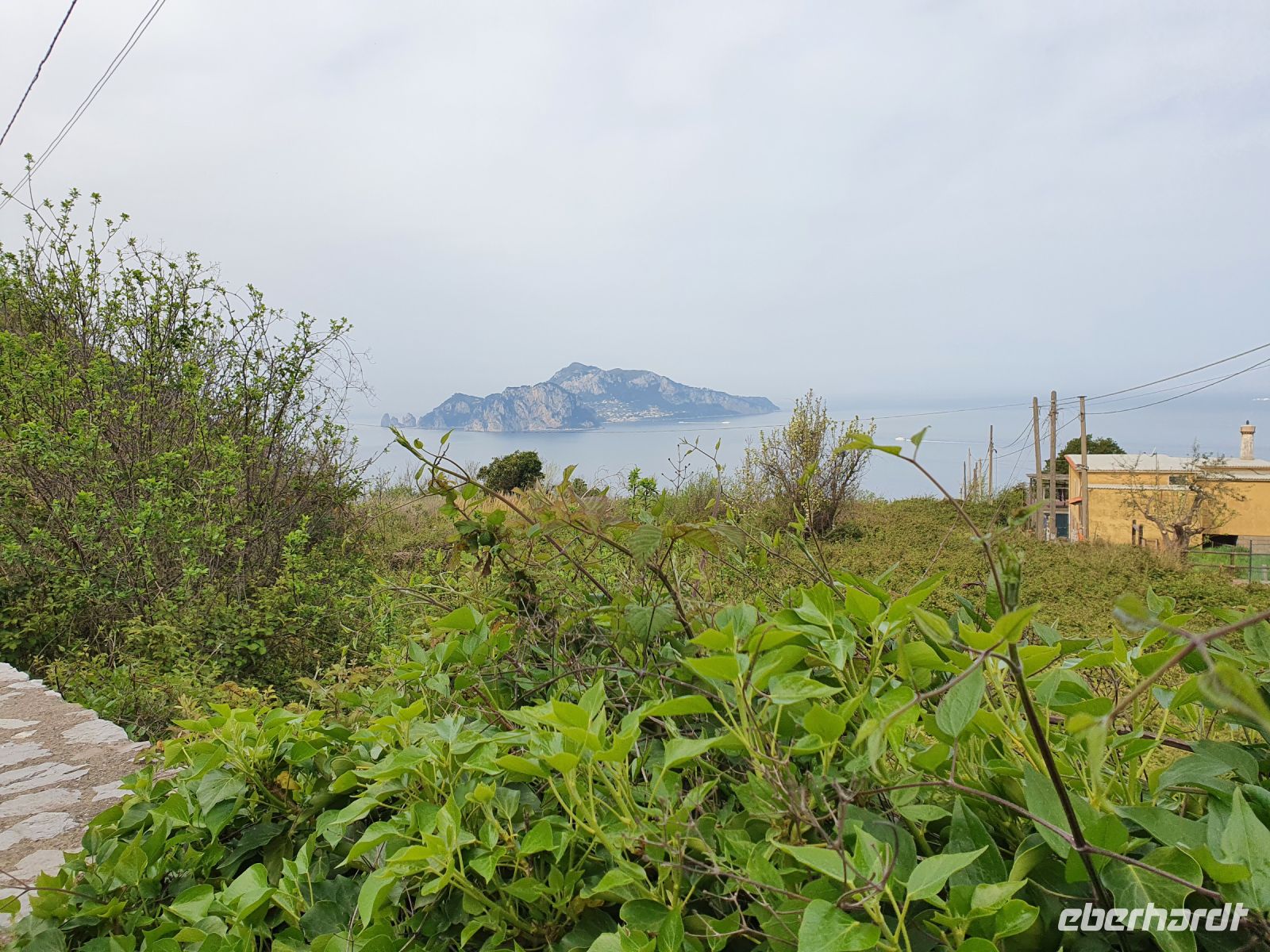 Blick von der sorrentinischen Halbinsel nach Capri