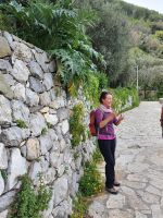 Wanderleiterin Elisabeth erklärt die Artischocken