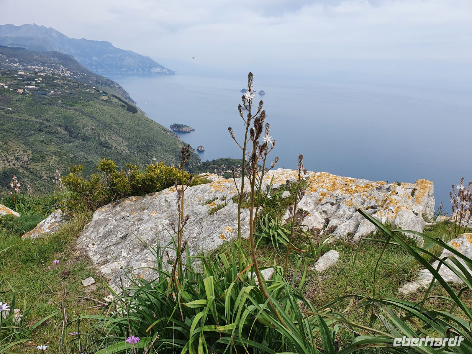 Blick vom Monte San Costanzo zur Amalfiküste