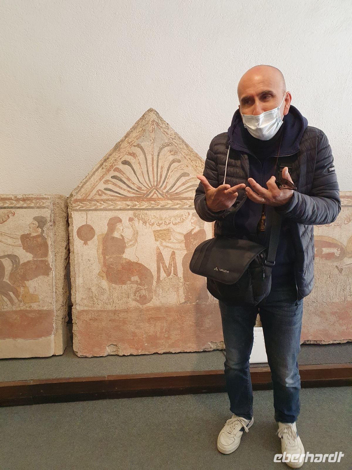 Paestum, Museum, Angelo erklärt die Grabplatten der Lukanier