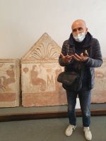Paestum, Museum, Angelo erklärt die Grabplatten der Lukanier